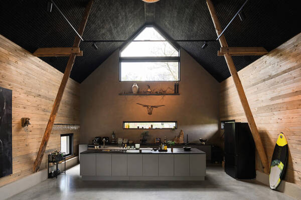 Стильный дом с чёрными элементами в декоре на месте старого амбара Стильный дом с чёрными элементами в декоре на месте старого амбара