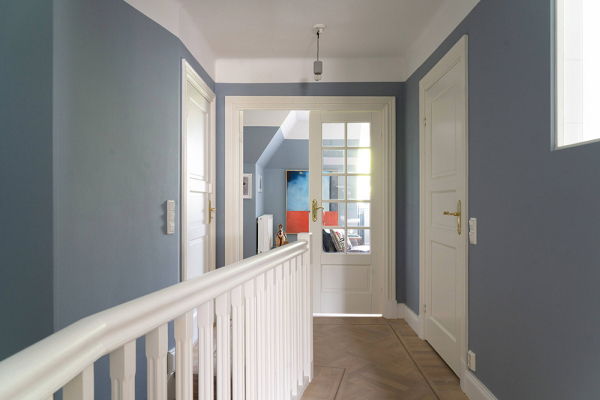 Оттенки синего и современное искусство: просторная квартира в Швеции с видом на озеро Оттенки синего и современное искусство: просторная квартира в Швеции с видом на озеро