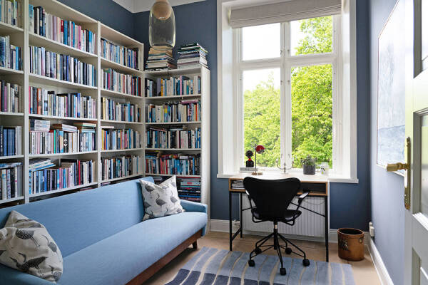 Оттенки синего и современное искусство: просторная квартира в Швеции с видом на озеро Оттенки синего и современное искусство: просторная квартира в Швеции с видом на озеро