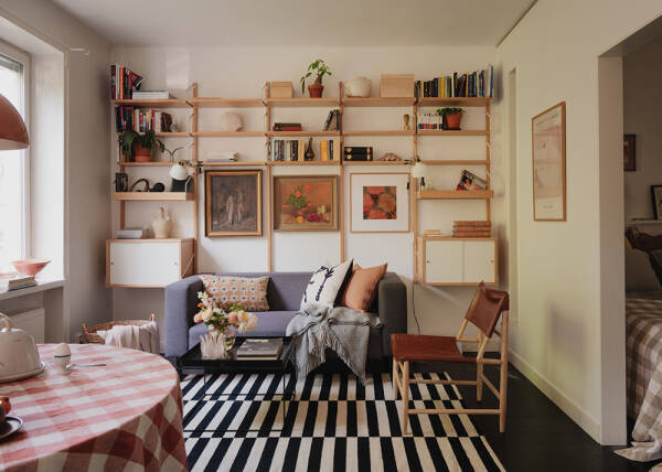 Маленькая шведская квартира с тёмным полом и спальней в нише (35 кв. м) Маленькая шведская квартира с тёмным полом и спальней в нише (35 кв. м)