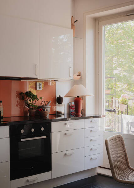 Маленькая шведская квартира с тёмным полом и спальней в нише (35 кв. м) Маленькая шведская квартира с тёмным полом и спальней в нише (35 кв. м)