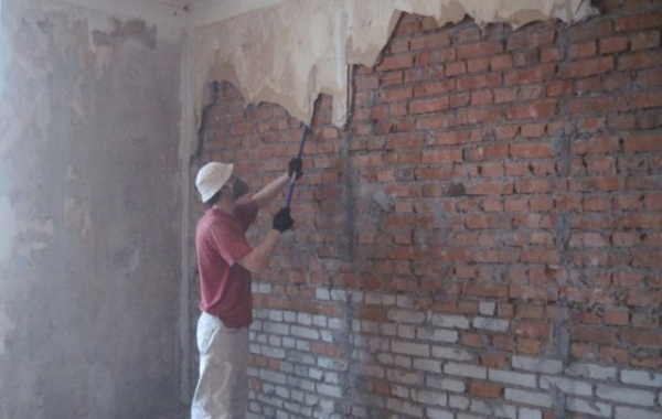 Как правильно отштукатурить стену?