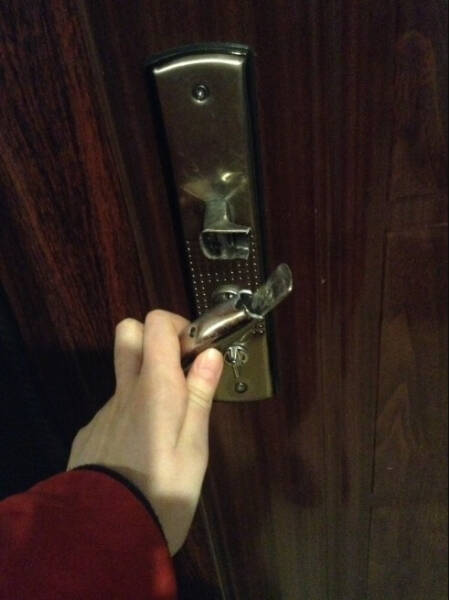 Как просто и легко снять дверную ручку входной двери? Как просто и легко снять дверную ручку входной двери?