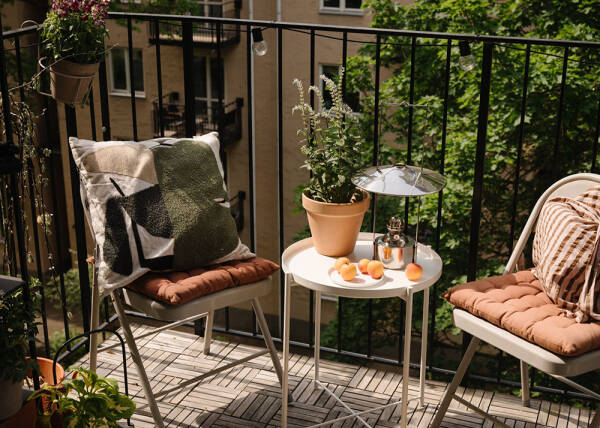 Маленькая шведская квартира с тёмным полом и спальней в нише (35 кв. м) Маленькая шведская квартира с тёмным полом и спальней в нише (35 кв. м)