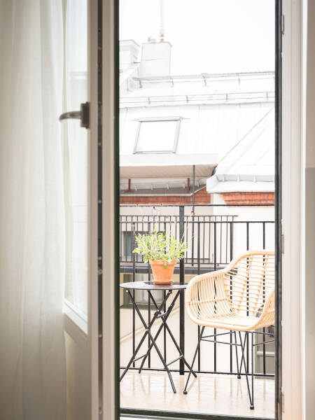 Яркая небольшая квартира-студия на последнем этаже (39 кв. м) Яркая небольшая квартира-студия на последнем этаже (39 кв. м)