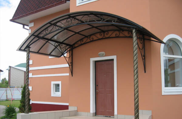 Навес над крыльцом входной двери Навес над крыльцом входной двери