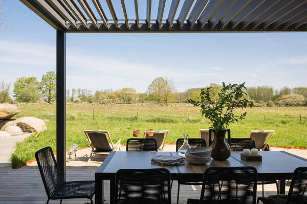 Стильный дом с чёрными элементами в декоре на месте старого амбара Стильный дом с чёрными элементами в декоре на месте старого амбара