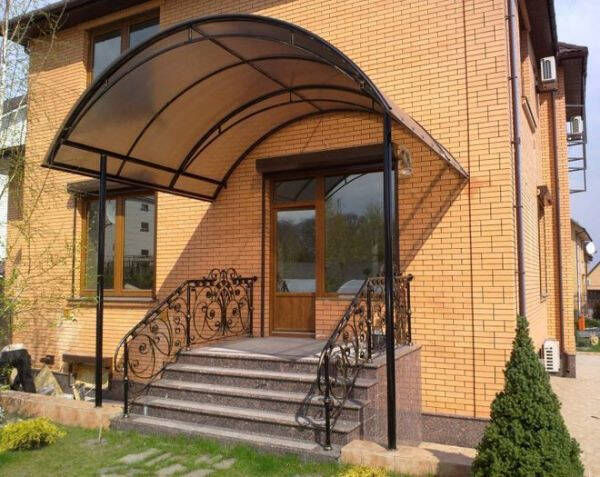 Навес над крыльцом входной двери Навес над крыльцом входной двери