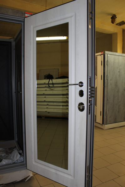 Лаконично и красиво: обзор белых входных дверей с зеркалом Лаконично и красиво: обзор белых входных дверей с зеркалом