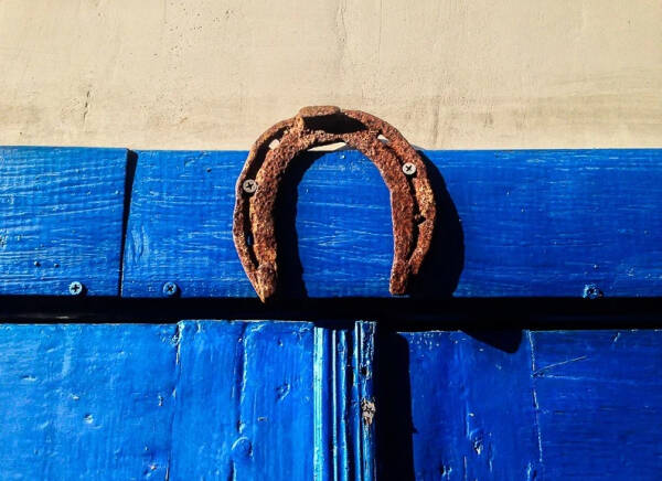 Как правильно повесить подкову над дверью