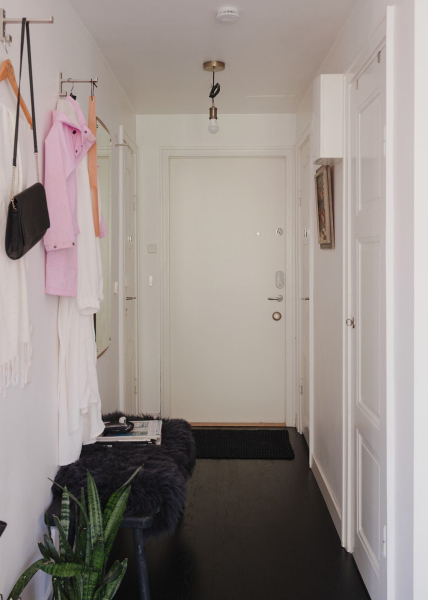 Маленькая шведская квартира с тёмным полом и спальней в нише (35 кв. м) Маленькая шведская квартира с тёмным полом и спальней в нише (35 кв. м)