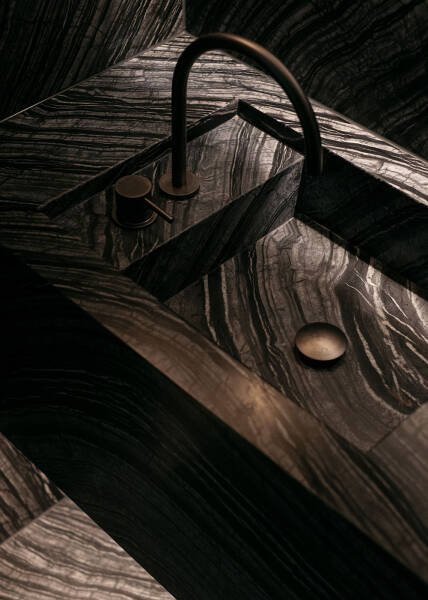 Натуральный камень и чёрные акценты: стильные апартаменты с садом в Сиднее Натуральный камень и чёрные акценты: стильные апартаменты с садом в Сиднее