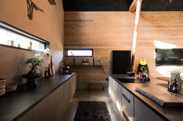 Стильный дом с чёрными элементами в декоре на месте старого амбара Стильный дом с чёрными элементами в декоре на месте старого амбара