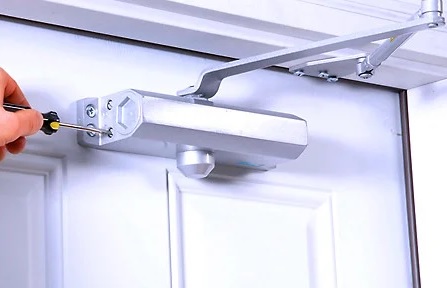 Все о доводчиках для входных дверей Все о доводчиках для входных дверей