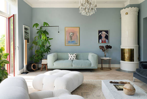 Оттенки синего и современное искусство: просторная квартира в Швеции с видом на озеро Оттенки синего и современное искусство: просторная квартира в Швеции с видом на озеро