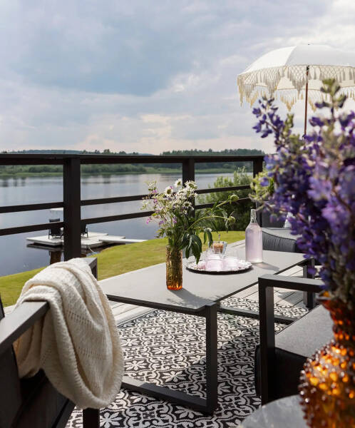 Уютный домик у озера в Швеции с белыми интерьерами Уютный домик у озера в Швеции с белыми интерьерами