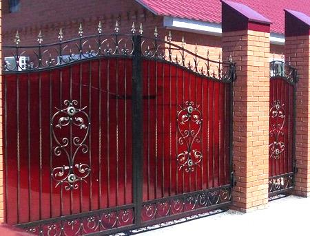 Установка ворот из профнастила с элементами ковки