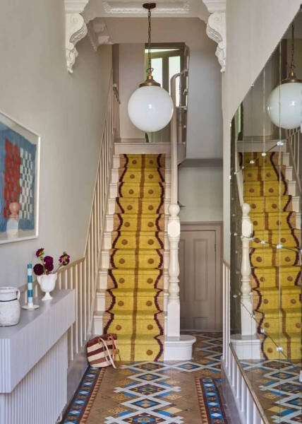 Приятные вставки цвета и современного декора в дизайне классического таунхауса в Лондоне Приятные вставки цвета и современного декора в дизайне классического таунхауса в Лондоне