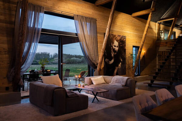 Стильный дом с чёрными элементами в декоре на месте старого амбара Стильный дом с чёрными элементами в декоре на месте старого амбара