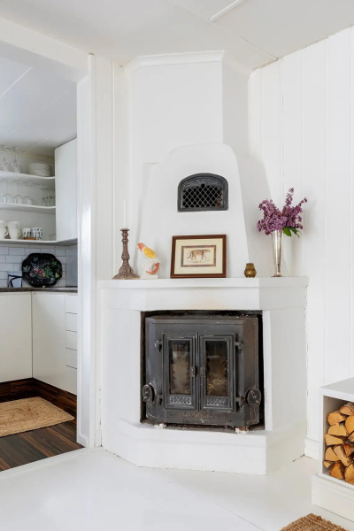 Уютный домик у озера в Швеции с белыми интерьерами Уютный домик у озера в Швеции с белыми интерьерами