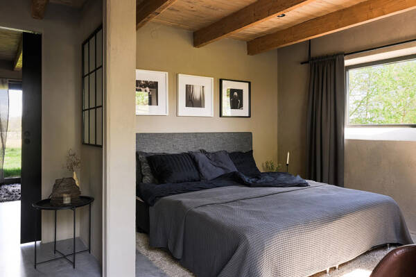 Стильный дом с чёрными элементами в декоре на месте старого амбара Стильный дом с чёрными элементами в декоре на месте старого амбара