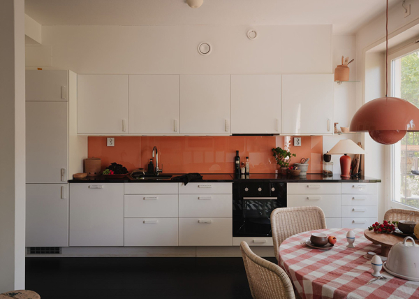 Маленькая шведская квартира с тёмным полом и спальней в нише (35 кв. м) Маленькая шведская квартира с тёмным полом и спальней в нише (35 кв. м)