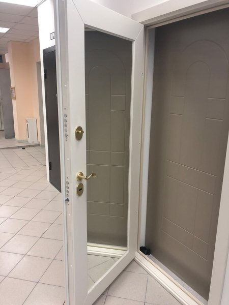 Лаконично и красиво: обзор белых входных дверей с зеркалом Лаконично и красиво: обзор белых входных дверей с зеркалом