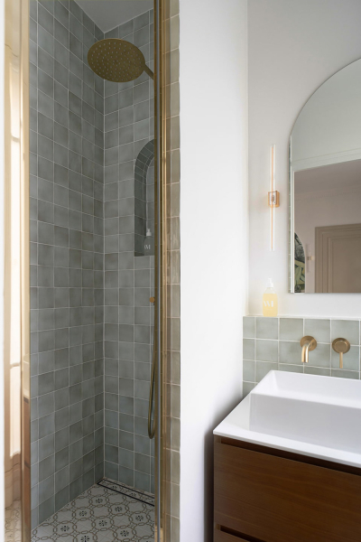 Арки, окна в пол и современные нотки: квартиры в старом доме в Париже Арки, окна в пол и современные нотки: квартиры в старом доме в Париже