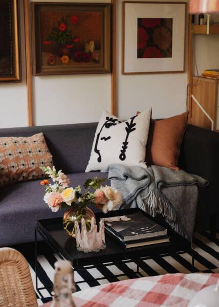 Маленькая шведская квартира с тёмным полом и спальней в нише (35 кв. м) Маленькая шведская квартира с тёмным полом и спальней в нише (35 кв. м)