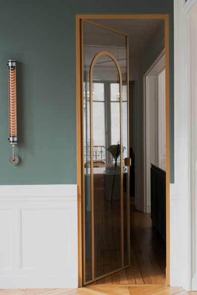 Арки, окна в пол и современные нотки: квартиры в старом доме в Париже Арки, окна в пол и современные нотки: квартиры в старом доме в Париже