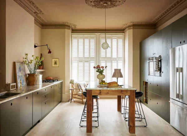 Приятные вставки цвета и современного декора в дизайне классического таунхауса в Лондоне Приятные вставки цвета и современного декора в дизайне классического таунхауса в Лондоне