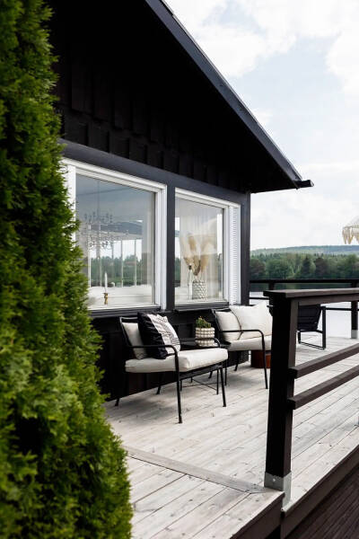 Уютный домик у озера в Швеции с белыми интерьерами Уютный домик у озера в Швеции с белыми интерьерами