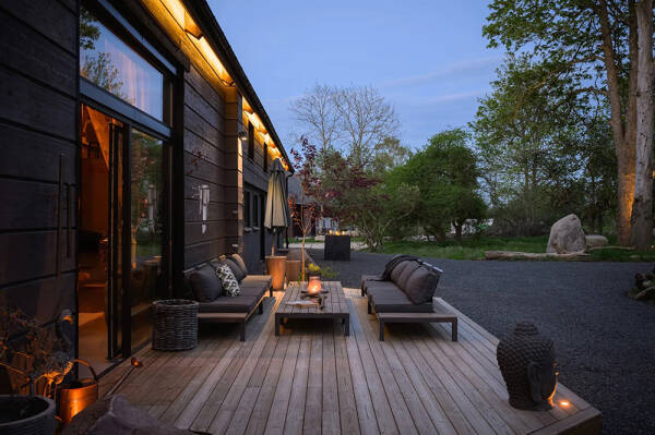 Стильный дом с чёрными элементами в декоре на месте старого амбара Стильный дом с чёрными элементами в декоре на месте старого амбара