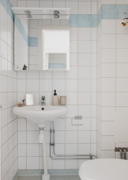 Маленькая шведская квартира с тёмным полом и спальней в нише (35 кв. м) Маленькая шведская квартира с тёмным полом и спальней в нише (35 кв. м)