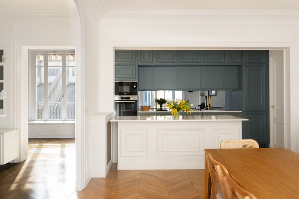 Арки, окна в пол и современные нотки: квартиры в старом доме в Париже Арки, окна в пол и современные нотки: квартиры в старом доме в Париже