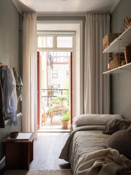 Бежевые стены, яркий декор и тёмная спальня: квартира в Гетеборге (68 кв. м) Бежевые стены, яркий декор и тёмная спальня: квартира в Гетеборге (68 кв. м)