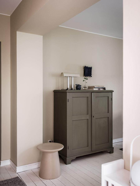 Скандинавская квартира с бежевой гостиной и терракотовой спальней (68 кв. м)