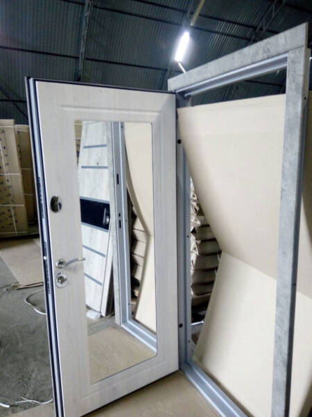 Лаконично и красиво: обзор белых входных дверей с зеркалом Лаконично и красиво: обзор белых входных дверей с зеркалом