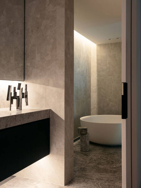 Натуральный камень и чёрные акценты: стильные апартаменты с садом в Сиднее Натуральный камень и чёрные акценты: стильные апартаменты с садом в Сиднее