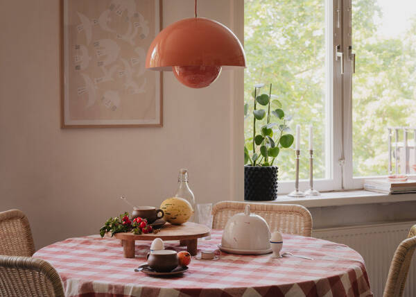 Маленькая шведская квартира с тёмным полом и спальней в нише (35 кв. м) Маленькая шведская квартира с тёмным полом и спальней в нише (35 кв. м)