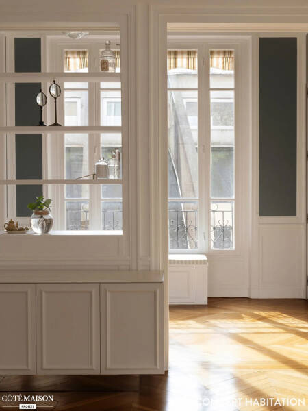 Арки, окна в пол и современные нотки: квартиры в старом доме в Париже Арки, окна в пол и современные нотки: квартиры в старом доме в Париже