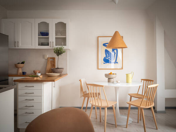 Яркая небольшая квартира-студия на последнем этаже (39 кв. м) Яркая небольшая квартира-студия на последнем этаже (39 кв. м)