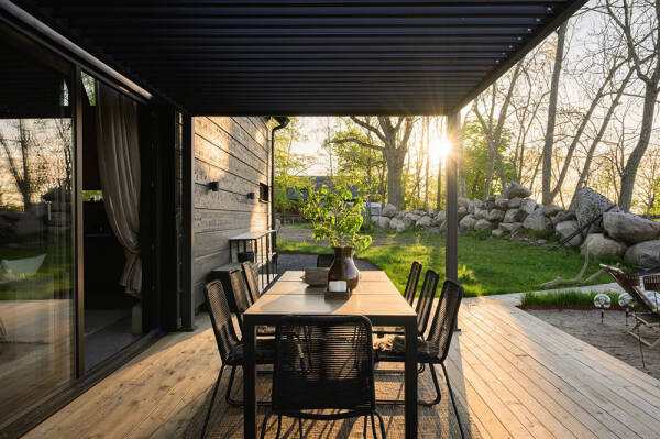 Стильный дом с чёрными элементами в декоре на месте старого амбара Стильный дом с чёрными элементами в декоре на месте старого амбара