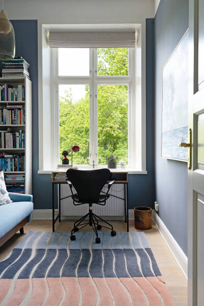 Оттенки синего и современное искусство: просторная квартира в Швеции с видом на озеро Оттенки синего и современное искусство: просторная квартира в Швеции с видом на озеро