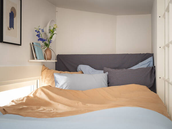 Яркая небольшая квартира-студия на последнем этаже (39 кв. м) Яркая небольшая квартира-студия на последнем этаже (39 кв. м)