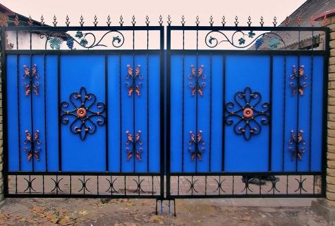 Установка ворот из профнастила с элементами ковки