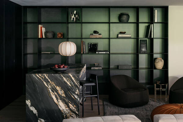 Натуральный камень и чёрные акценты: стильные апартаменты с садом в Сиднее Натуральный камень и чёрные акценты: стильные апартаменты с садом в Сиднее