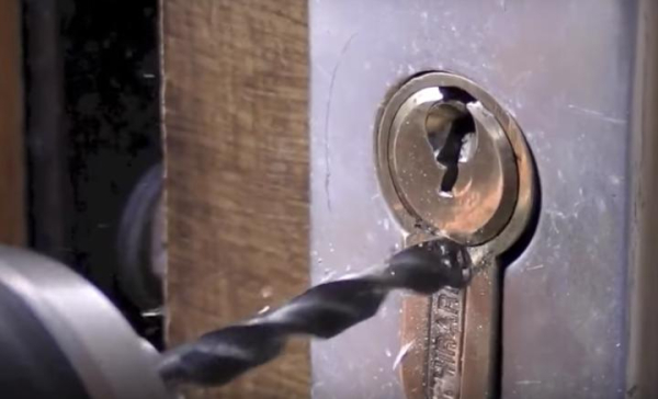 Как правильно высверлить личинку замка входной двери: пошаговая инструкция Как правильно высверлить личинку замка входной двери: пошаговая инструкция