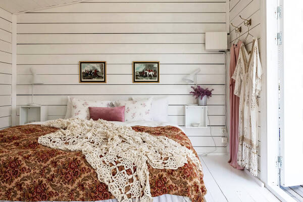 Уютный домик у озера в Швеции с белыми интерьерами Уютный домик у озера в Швеции с белыми интерьерами