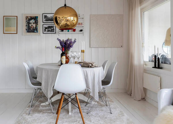 Уютный домик у озера в Швеции с белыми интерьерами Уютный домик у озера в Швеции с белыми интерьерами